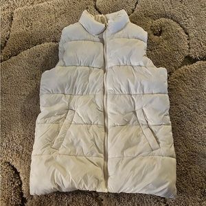 White Old Navy puffer vest size XL (14-16) girls